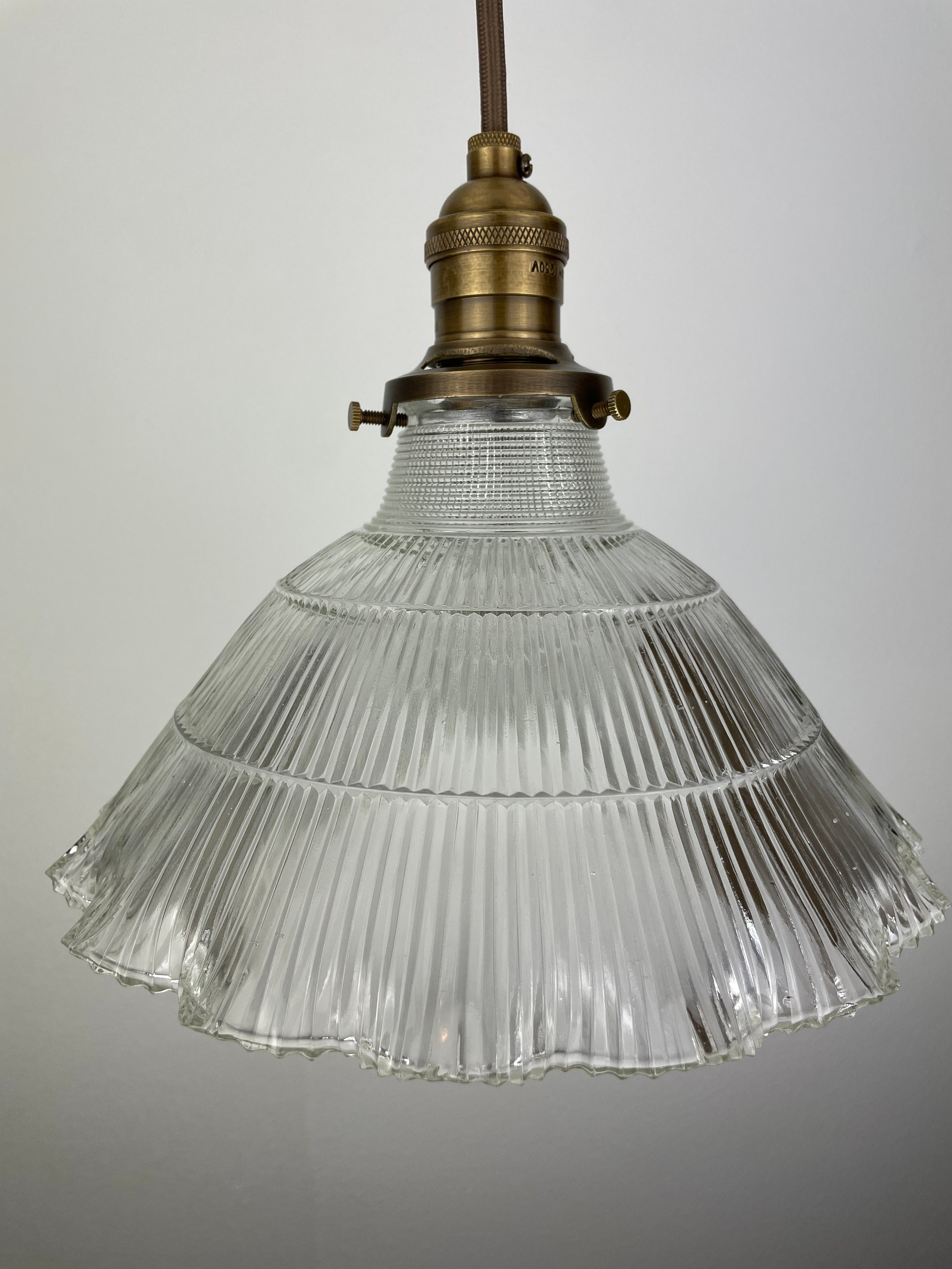 美品　ヴィンテージ　磨りガラス　シェードライト　ペンダントライト　年代物　フリル 女子力高めのフリルが可愛いガラスシェード、アンティーク調の