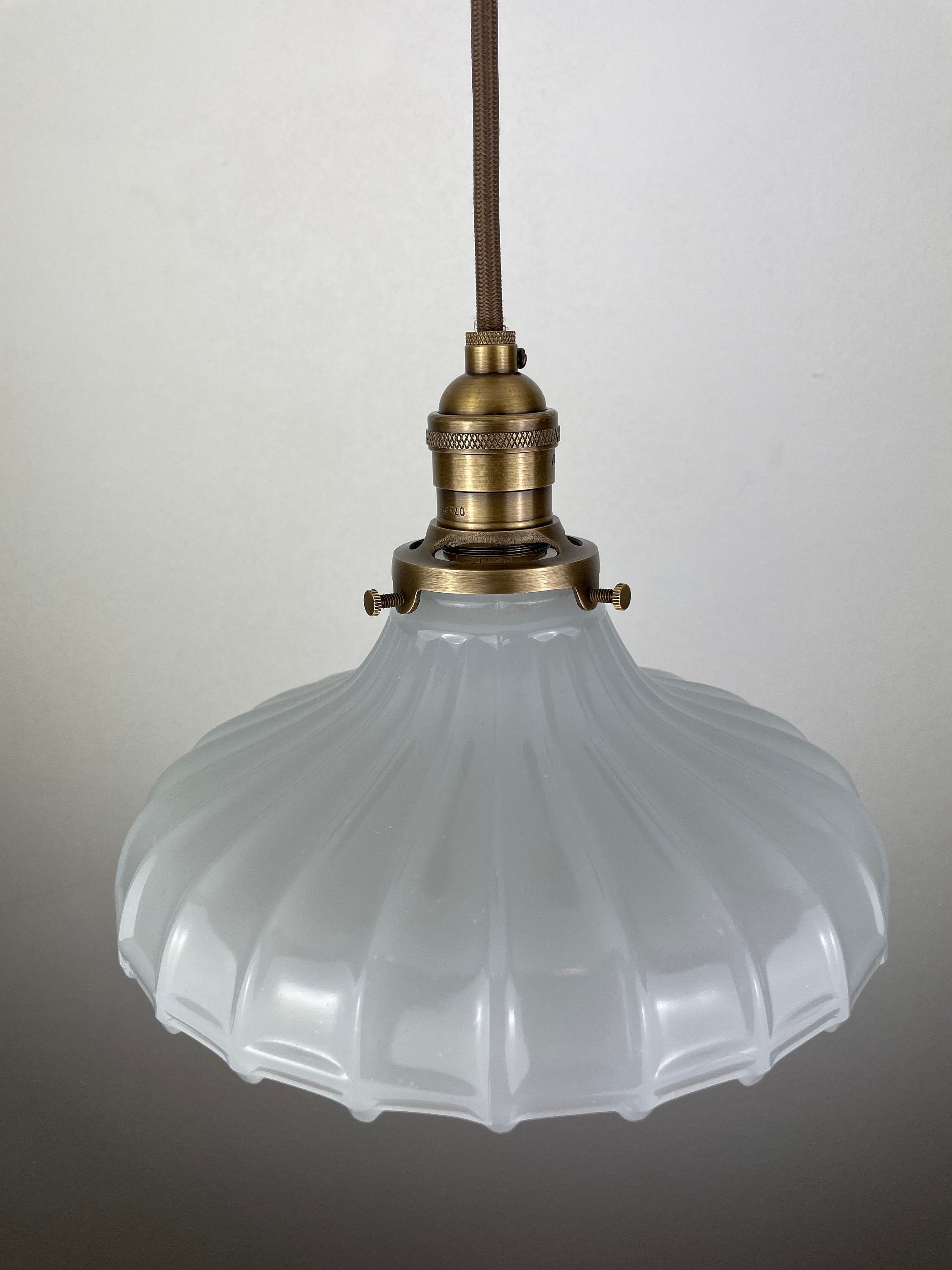 アンティークのオフホワイト半透明ミルクガラス8 3/4インチシェードが