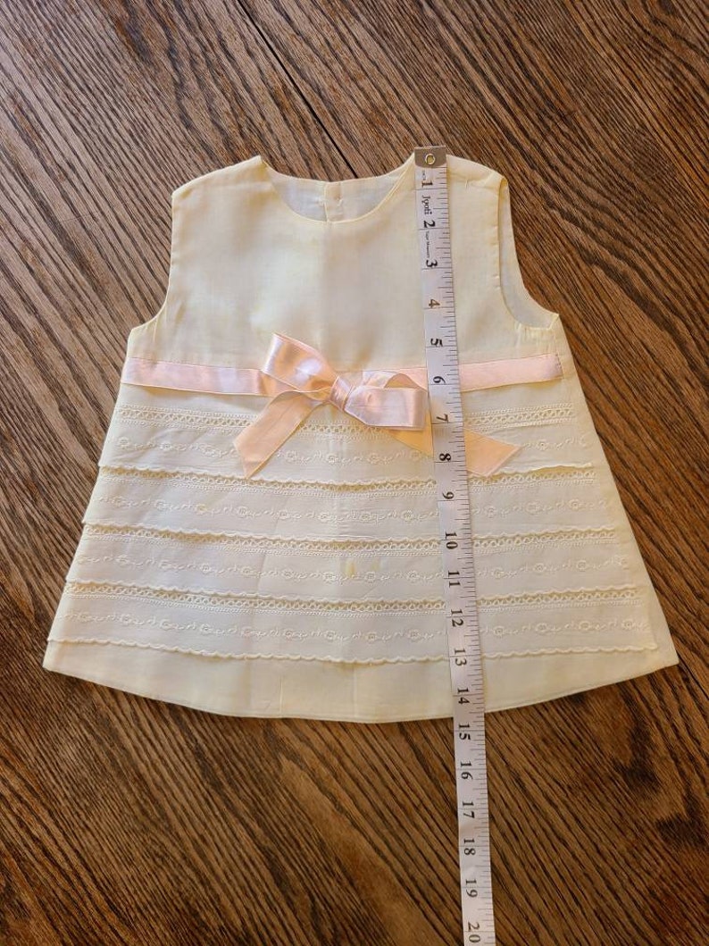 Robe trapèze en dentelle des années 1960 pour tout-petit, robe héritage, baptême, baptême, chambre de bébé, minable chic, vêtements pour bébés vintage, minable pour bébé, sans manches image 9