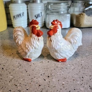 Vintage Rooster Salt & Pepper Shakers-Vintage Shakers-Chicken-Farmhouse-Vintage Kitchen-Country Decor-Barnyard