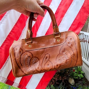 Cartera vintage de cuero repujado, hecha a mano, estilo bohemio, hippie, de M.R. Canoa Industria Argentina, fabricada en Paraguay, estilo vaquera, estilo vintage