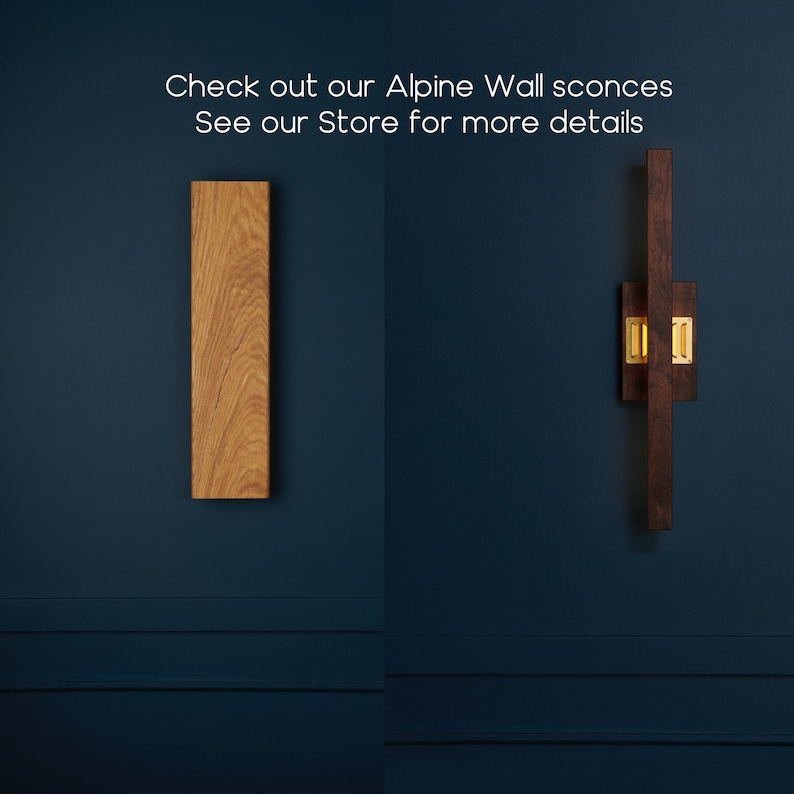 Pu&ograve; includere: Due applique da parete in legno, una con finitura in legno naturale e l'altra con una tinta marrone scuro. Entrambe le applique hanno una forma rettangolare e presentano un design semplice e minimalista.