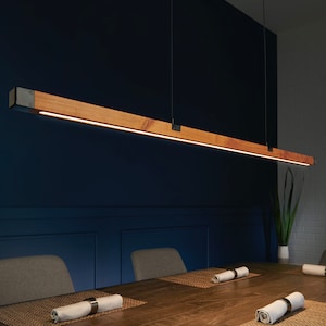Fyra Keps | Houten led-kroonluchter | Lineaire ophanging | Moderne verlichting uit het midden van de eeuw | Houten straallamp | Keukeneilandverlichting | Scandi Light