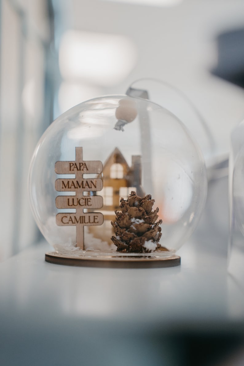 Boule de Noël en verre personnalisée Panneau et maison dorée image 3