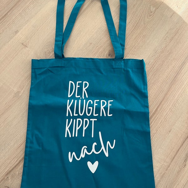 Stoffbeutel mit dem Aufdruck der Klügere kippt nach und einem Herz. Perfektes Geschenk für Mädels. Trinkspruch auf Tasche. Einkaufsbeutel