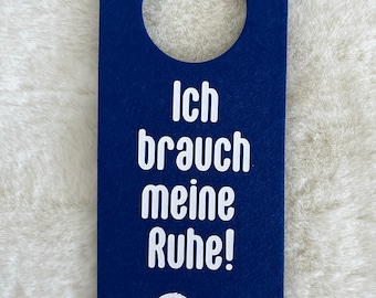 Türschild. Türhänger mit der Aufschrift ich brauche meine Ruhe und einem Faultier