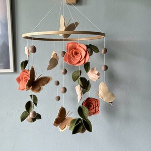 Móvil de flores para bebé, móvil de mariposas para cuna, móvil de flores verdes para bebé, móvil colgante de fieltro, móvil de cuna para niña, decoración de guardería con flores