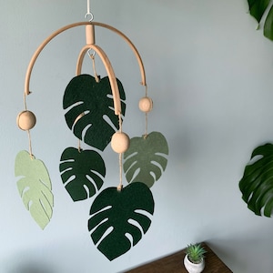 Monstera leaf baby mobile, tropical crib mobile, minimalistic green floral cot mobile, jungle nursery mobile, green mobile, baby shower gift