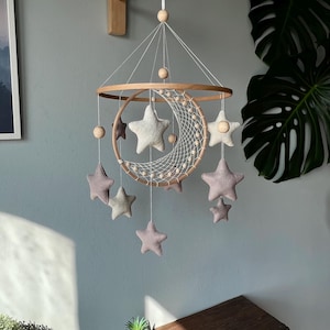 Mobile per culla con luna e stelle, mobile per neonati in macramè, mobile per neonati neutro, mobile per neonati con luna, mobile con stelle, mobile da appendere in feltro, mobile per cameretta dei bambini,