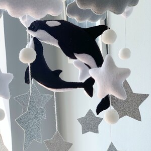 雲と星が描かれたシャチのモビール、モノクロのモビール、ニュートラルなベビーベッドのモビール、クジラの子供部屋の装飾、黒いクジラ、ベビーシャワーのギフト