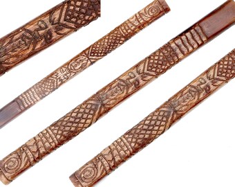Hacha vikinga con mango de fresno y nogal tallado a mano, ideal para acampar y cazar.