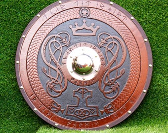 Escudo vikingo desgastado por la batalla: auténtico escudo de dragón nórdico
