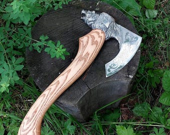 Hacha de acero con alto contenido de carbono hecha a mano: oso vikingo tallado, mango de madera de fresno