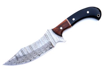 Cuchillo de caza de Damasco hecho a mano: mango de palisandro, funda de cuero