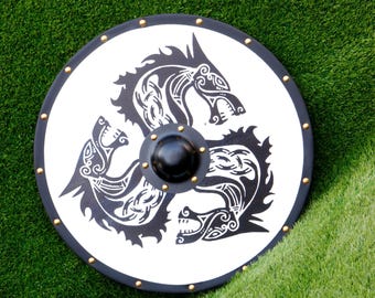 Escudo vikingo medieval: dragón desgastado por la batalla, decoración nórdica del Valhalla