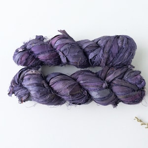 Fita de seda sari, novelo de 100 g, fita de sari reciclada, cor roxa, fita com borda crua para tecelagem, macraweaving, embrulho de presentes...