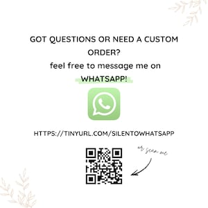 Op de afbeelding: Witte achtergrond met tekst: "VRAGEN OF EEN AANGEPASTE BESTELLING NODIG? stuur me gerust een bericht op WHATSAPP!" Een groen WhatsApp-logo staat eronder. Een URL en een QR-code zijn ook aanwezig, met "of scan me".