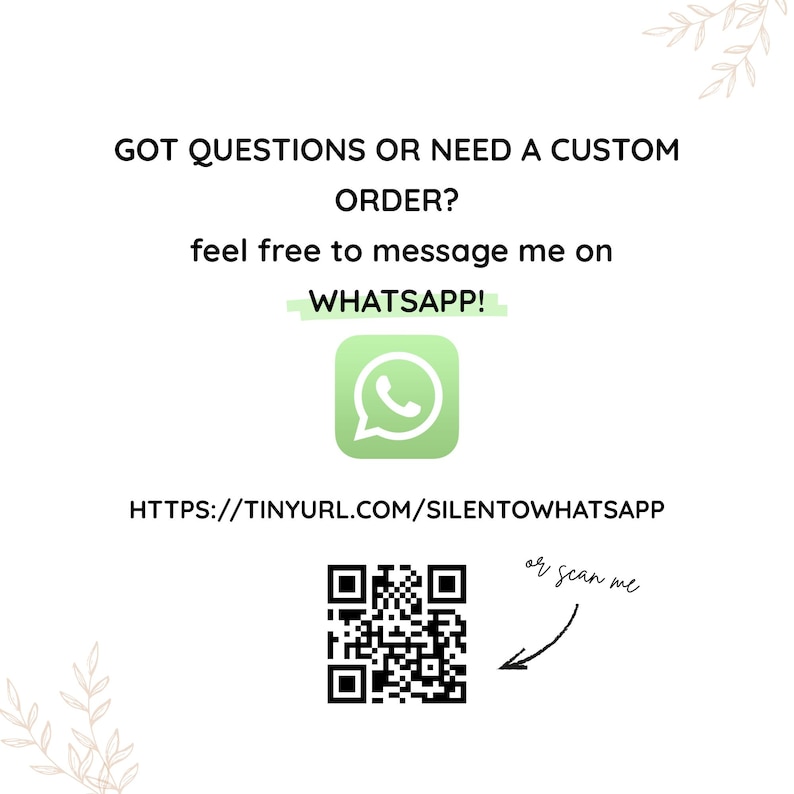 Op de afbeelding: Witte achtergrond met tekst: "VRAGEN OF EEN AANGEPASTE BESTELLING NODIG? stuur me gerust een bericht op WHATSAPP!" Een groen WhatsApp-logo staat eronder. Een URL en een QR-code zijn ook aanwezig, met "of scan me".