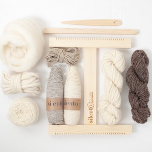 Può includere: Un kit per la tessitura con un telaio in legno, filati in varie tonalità di marrone e bianco e un gomitolo di lana bianca. Il kit include un ago di legno e un'etichetta con la scritta "si entelento studio".