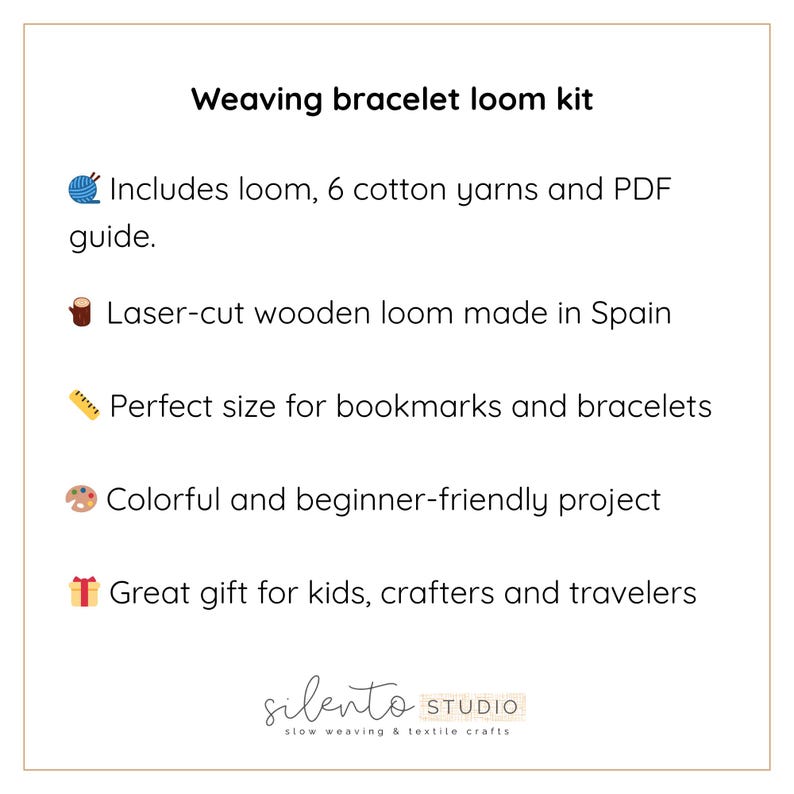 Op de afbeelding: Een witte kaart met de tekst "Weaving bracelet loom kit". De kit bevat een weefgetouw, katoenen garens en een PDF-gids. Het lasergesneden houten weefgetouw is gemaakt in Spanje. Perfect voor bladwijzers en armbanden.