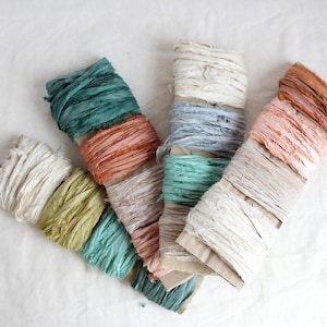Pacote de fitas de seda reciclada de sari com bordas cruas, ideal para decoração de diários de arte, bordados, colagens têxteis, artesanato boho e acabamentos.