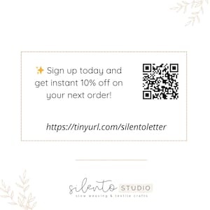 Op de afbeelding: Witte achtergrond met de tekst: "Meld je vandaag nog aan en ontvang direct 10% korting op je volgende bestelling!" Er is ook een QR-code en een URL aanwezig. De onderkant van de afbeelding toont "silento STUDIO slow weaving & textile crafts."