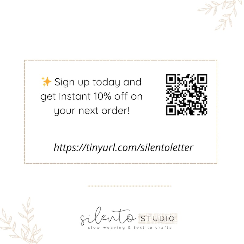 Op de afbeelding: Witte achtergrond met de tekst: "Meld je vandaag nog aan en ontvang direct 10% korting op je volgende bestelling!" Er is ook een QR-code en een URL aanwezig. De onderkant van de afbeelding toont "silento STUDIO slow weaving & textile crafts."