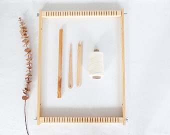 Telar de marco, desmontable y ecológico, fabricado con madera reciclada, ideal para principiantes. Tamaño mediano.