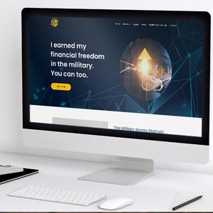 Puede incluir: Una pantalla de ordenador muestra un sitio web con el texto "Gan&eacute; mi libertad financiera en el ej&eacute;rcito. T&uacute; tambi&eacute;n." La pantalla muestra un gr&aacute;fico de una flecha hacia arriba. Teclado, rat&oacute;n y bloc de notas en el escritorio.