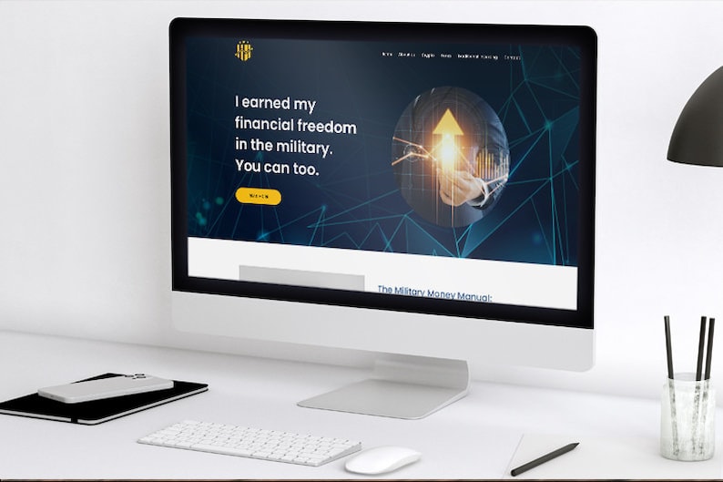 Puede incluir: Una pantalla de ordenador muestra un sitio web con el texto "Gan&eacute; mi libertad financiera en el ej&eacute;rcito. T&uacute; tambi&eacute;n." La pantalla muestra un gr&aacute;fico de una flecha hacia arriba. Teclado, rat&oacute;n y bloc de notas en el escritorio.