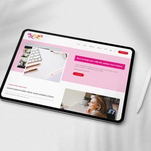 Puede incluir: Una tableta digital que muestra un sitio web con un esquema de color rosa y blanco. El sitio web presenta texto e im&aacute;genes, incluyendo un teclado y una persona. Un l&aacute;piz &oacute;ptico blanco descansa junto a la tableta.