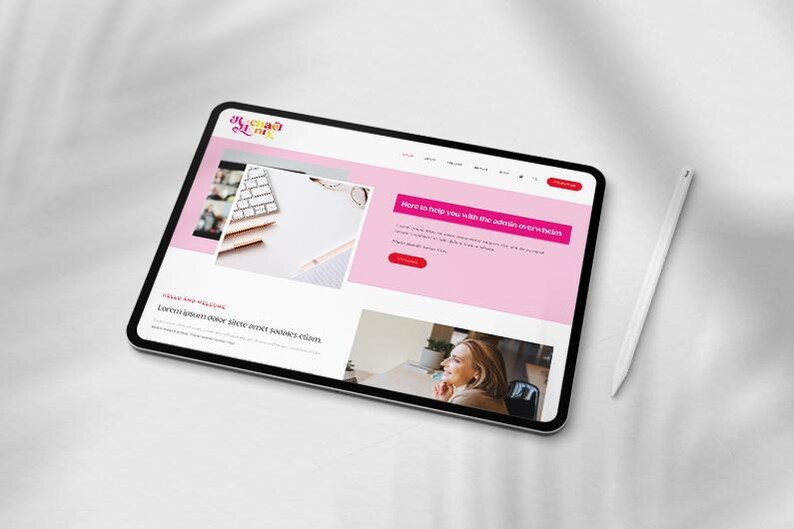 Puede incluir: Una tableta digital que muestra un sitio web con un esquema de color rosa y blanco. El sitio web presenta texto e im&aacute;genes, incluyendo un teclado y una persona. Un l&aacute;piz &oacute;ptico blanco descansa junto a la tableta.