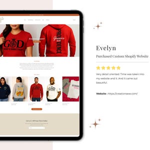 Puede incluir: Una tableta digital muestra un sitio web de comercio electr&oacute;nico con varios art&iacute;culos de ropa. El sitio web presenta camisetas y sudaderas con capucha rojas con gr&aacute;ficos y texto de tem&aacute;tica religiosa. Se ven im&aacute;genes de productos adicionales.