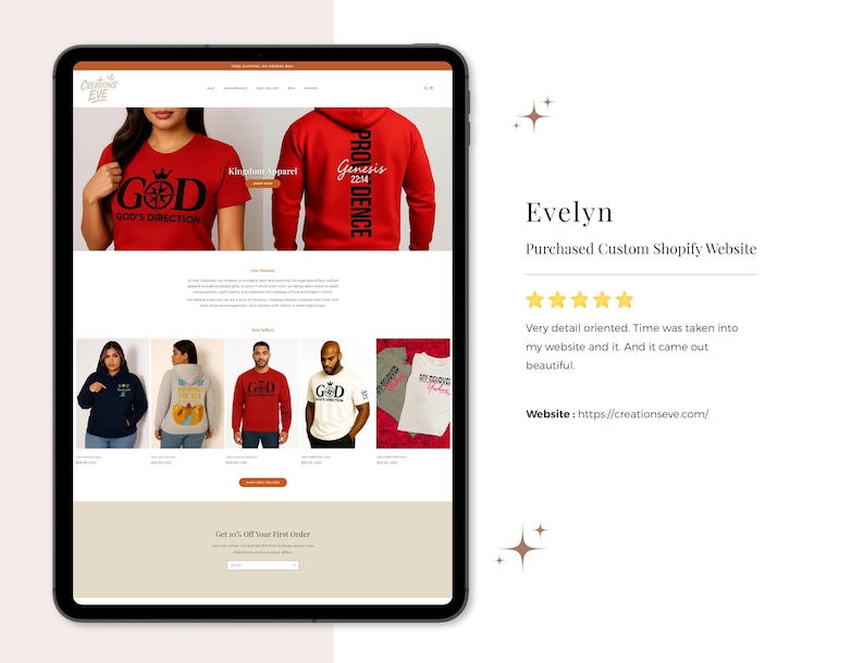 Puede incluir: Una tableta digital muestra un sitio web de comercio electr&oacute;nico con varios art&iacute;culos de ropa. El sitio web presenta camisetas y sudaderas con capucha rojas con gr&aacute;ficos y texto de tem&aacute;tica religiosa. Se ven im&aacute;genes de productos adicionales.