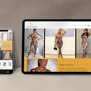 Puede incluir: Un smartphone y una tableta muestran un sitio web que presenta conjuntos de dos piezas. El sitio web presenta im&aacute;genes de modelos que usan los conjuntos, con una combinaci&oacute;n de colores dorados y marrones. El texto "Two Pieces" es visible en la pantalla de la tableta.