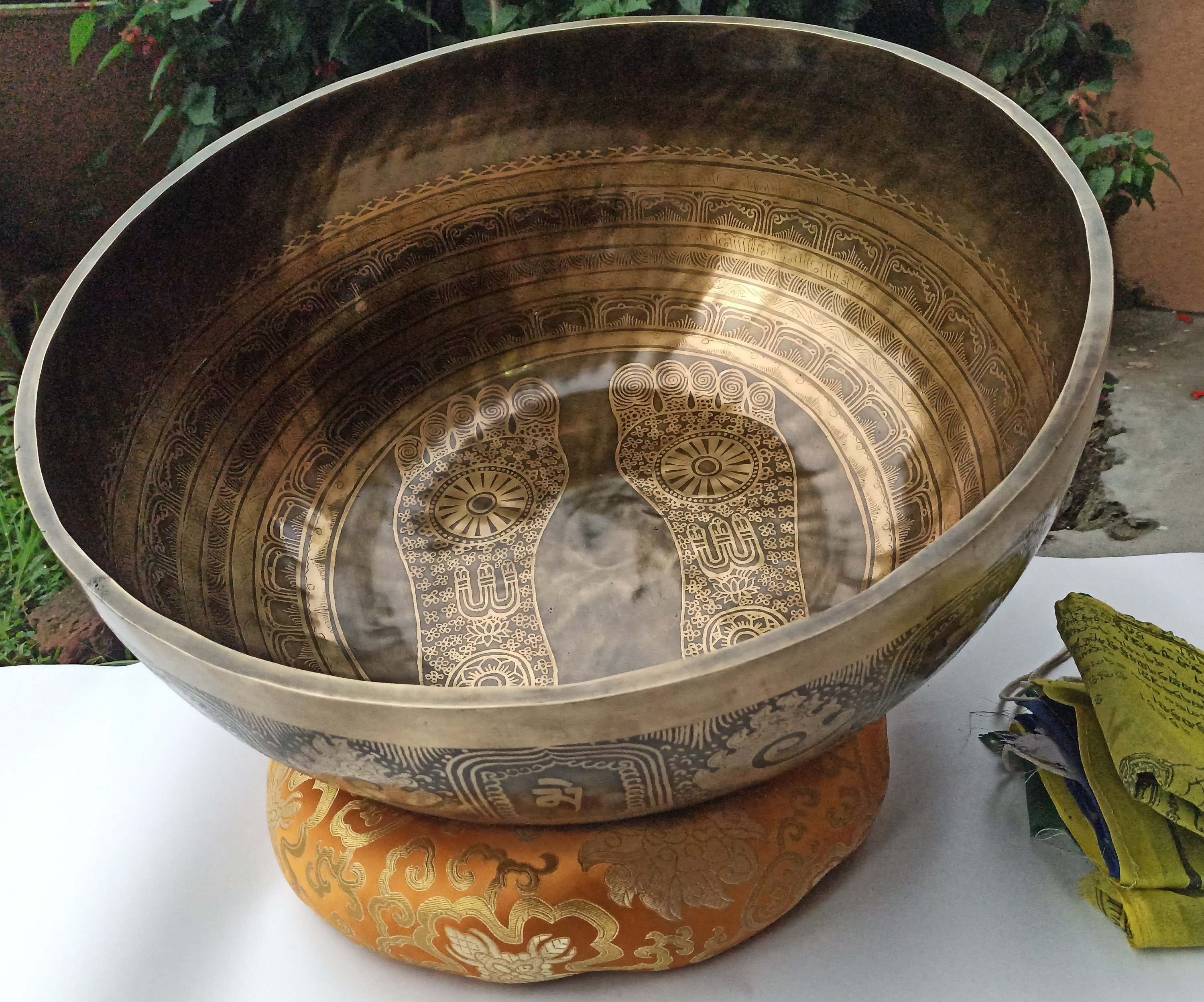 Big Size Extra Large Foot Carved Singing Bowl -Big Standing Singing Bowl -Singing Bowls for Sound Therapy -Meditation -Yoga Session -Chakra