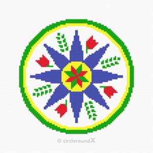 Puede incluir: Un diseño circular colorido con una estrella azul en el centro, rodeada de flores rojas y hojas verdes. La estrella tiene un centro amarillo con una estrella roja y verde. El diseño está enmarcado por un borde verde y amarillo.