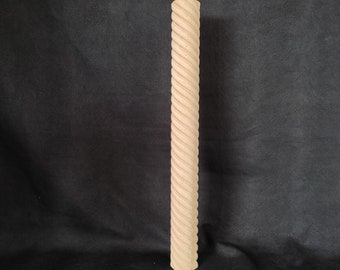 Op de afbeelding: Een gedraaide houten kolom of baluster, met een lichtbruine kleur. De kolom staat rechtop op een zwart oppervlak.