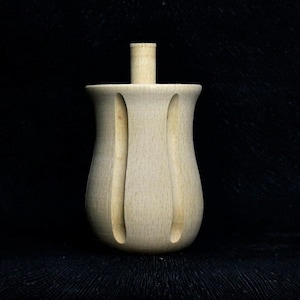 Op de afbeelding: Een houten meubelpoot met een gedraaide, bolle vorm en een gladde, lichtbruine afwerking.