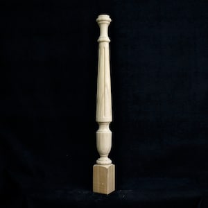 Peut inclure: Une broche en bois avec un motif cannelé et une base bulbeuse. La broche est brute et de couleur bois naturel.