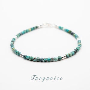 Pulseira delicada de turquesa. Pequenas contas de pedras preciosas de turquesa natural de 2 mm, pulseira empilhável de ouro/prata. Presente de aniversário de pedra de nascimento de dezembro