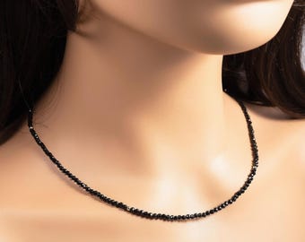 Halskette/Choker aus schwarzem Turmalin – vergoldet oder Sterlingsilber, mit winzigen, natürlichen 2-mm-Edelsteinen, zartes Perlen-Geschenk