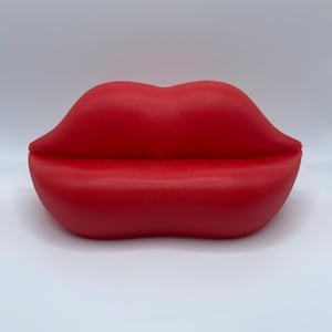 1:12 Scale Miniature Lips Sofa - Mid Century Modern Dollhouse Furniture - MCM Kiss Couch Design - 7" Designer Dollhouse Sofa