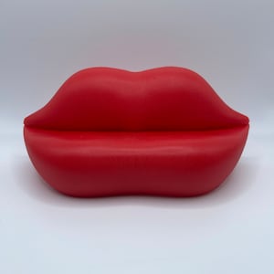 Red lip chair hotsell