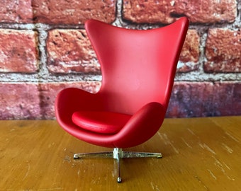 Miniaturowy fotel w kształcie jajka w skali 1:12 – Arne Jacobsen, fotel MCM Chair Red Mini, kolekcja Design Interior, tom 5, nr 7