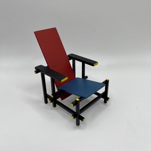Miniatuur 1:12 Rietveld rode en blauwe stoel Mini moderne moderne MCM-fauteuilontwerper uit het midden van de eeuw