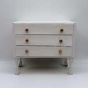 Handgemaakte witte mini-dressoirkast 1:6 met gouden knoppen poppenhuismeubels