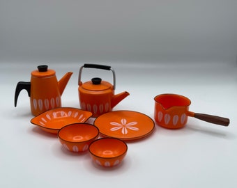 1:6 Scale Miniature - Set of 7 - Nordic Lotus Pattern Kitchen Set, Bowl, Pan, Plate, Kettle - Style of Cathrineholm Modern Enamel