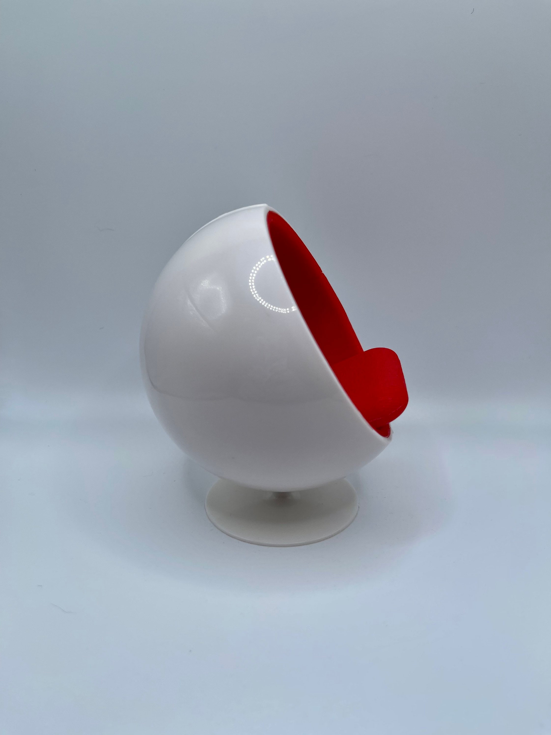 1:12スケールのミニチュアミッドセンチュリーモダンボールチェア