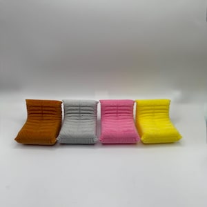 1:12 Mini Togo-stijl gevlokte stoel - moderne poppenhuisstoel, gele, bruine, grijze, roze stoel